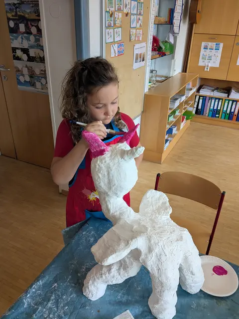 Volles Engagement und viel handwerkliches Geschick zeigten die Kinder der 2.i-Klasse der Martin-Boos-Schule in Gallneukirchen beim Fertigen ihrer Fantasietiere. | Foto: Martin-Boos-Schule