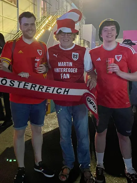 Auch wenn Österreich nicht dabei war, vertrat Kowatsch die heimischen Farben bei der Weltmeisterschaft - so wie hier 2022 in Katar bei einem Treffen mit walisischen Fans. | Foto: privat