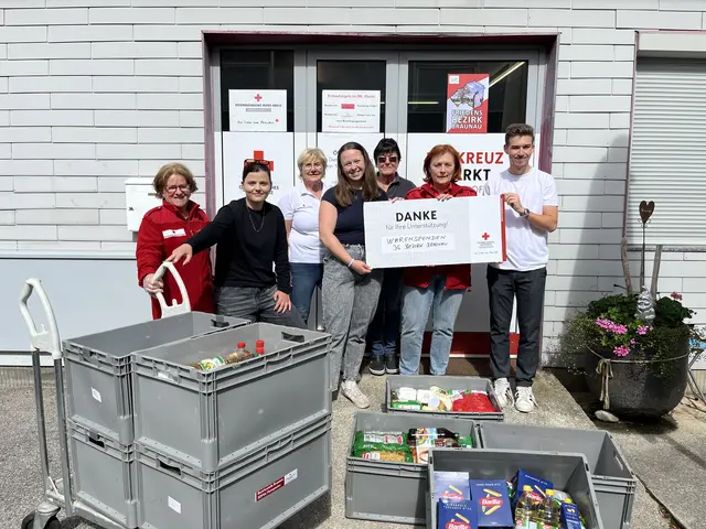 Die JG Braunau übergab acht volle Kisten mit Warenspenden an den Rotkreuz-Markt Mattighofen. | Foto: Junge Generation Braunau