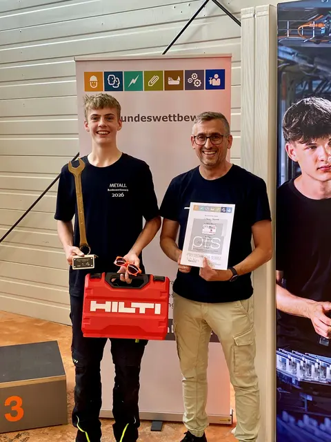 Gewinner von der PTS Zwettl: Lorenz Gruber mit Fachbereichslehrer Markus Gschwandner. | Foto: PTS Zwettl