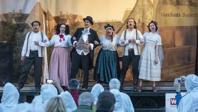 Das gesamte Ensemble freut sich dass  alle Besucher trotz Regen einen lustigen Abend verbrachten. | Foto: Gerhard Maly