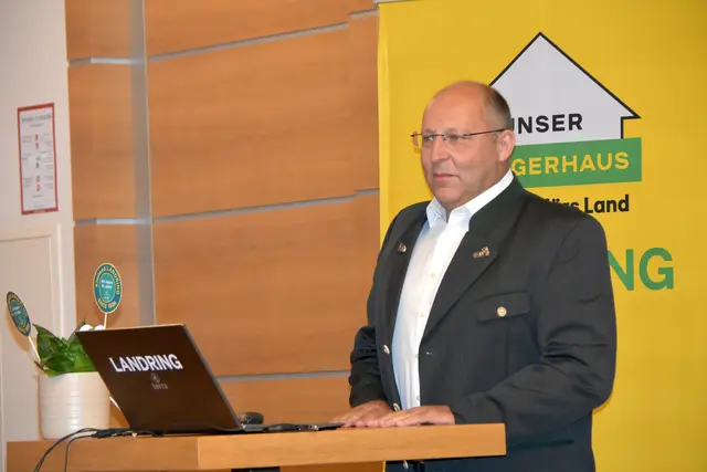 Kammerobmann Sepp Wumbauer motivierte dranzubleiben. | Foto: MeinBezirk/Helmut Riedl