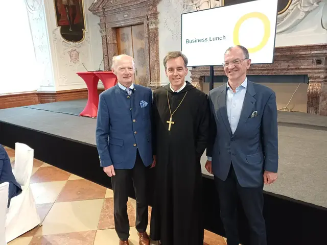 Generaldirektor Franz Gasselsberger (links) begrüßte zahlreiche Gäste aus der Wirtschaft, darunter den Altkremsmünsterer Erich Wiesner. Abt Bernhard begeisterte die Zuhörer mit seiner Keynote. | Foto: Oberbank