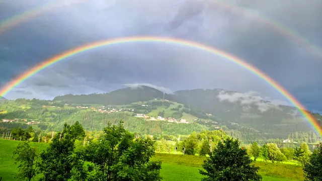 Wenn die Natur ihre schönsten Farben zeigt - mit Blick auf Alpendorf.