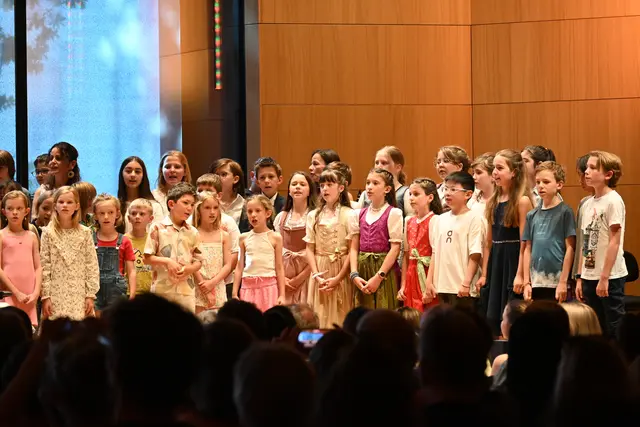 Konzentriert aber trotzdem mit viel Freude beim Singen. | Foto: Königer