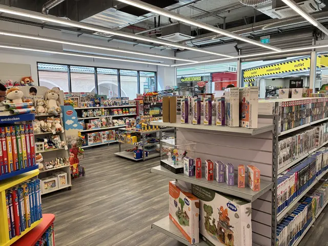 Geschäftsregale mit Spielzeug