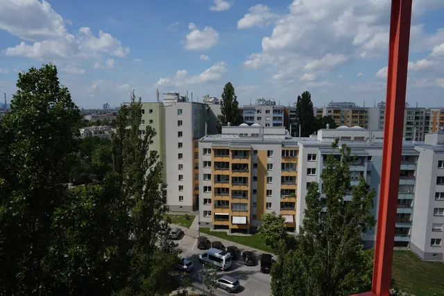 Der neue Gemeindebau fügt sich in die bestehende Anlage Muhrhoferweg ein.  | Foto: Kaja Sade Jerabek/MeinBezirk