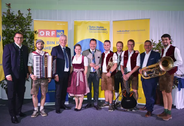 Harald Froschauer, Geschäftsführer der Volkskultur Niederösterreich, Landesrat Anton Kasser, Landesdirektor ORF NÖ Alexander Hofer und Radio NÖ Chef Karl Trahbüchler mit Theresa Hofmacher und den Musikanten des Ensembles Ötscherland-Buam | Foto: Volkskultur Niederösterreich