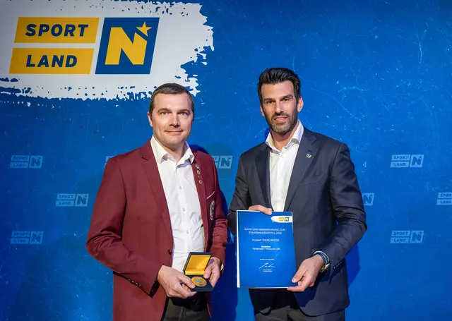 Tolle Auszeichnung für den Scheibbser Vorderlader-Schützen: Landeshauptfrau-Stellvertreter Udo Landbauer (r.) gratuliert Hubert Gierlinger | Foto: Sportland Niederösterreich
