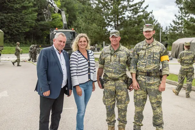  v.l.n.r: Bürgermeister Bernhard Karnthaler (Lanzenkirchen), Bürgermeisterin Bärbel Stockinger (Bad Erlach), Oberst Markus Hornof (Kommandant Akademikerbataillon), Kommandant der ABCAbwKp/Stabsbataillon 6 | Foto: Gemeinde Lanzenkirchen
