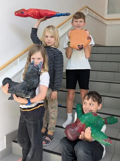 Voller Stolz präsentierten die jungen Künstlerinnen und Künstler aus der 2.i-Klasse der Martin-Boos-Schule ihre Fantasietiere. | Foto: Martin-Boos-Schule