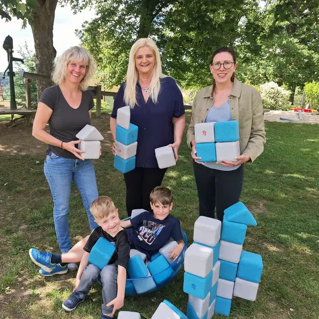 Die Übergabe der neuen Materialien erfolgte im Kindergarten und wurde von den Beteiligten der Gesunden Gemeinde mit großer Freude begleitet. | Foto: Gesunde Gemeinde Drosendorf-Zissersdorf