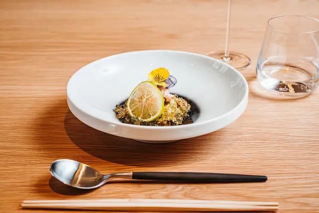 Im Restaurant wird ein 9-gängiges Menü nach dem japanischen Omakase-Prinzip serviert.
