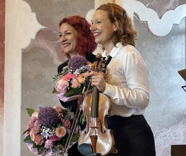 Die beiden Musikerinnen Maria Radutu und Sophie Heinrich verbanden Violine, Klavier und Stimme zu einem erzählerischen Klangraum. | Foto: Privat
