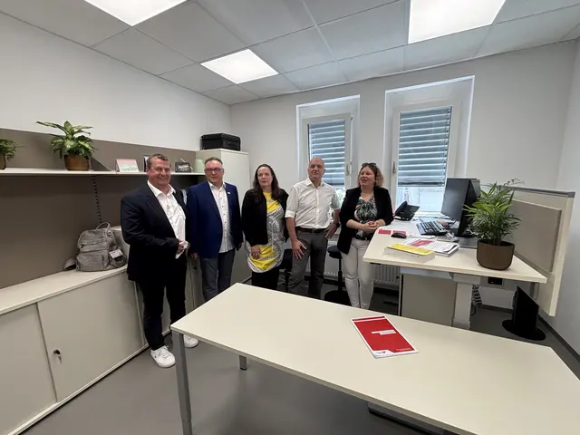 Die neu gestaltete Bezirksstelle der Arbeiterkammer in  Wiener Neustadt ist offiziell eröffnet: v.li.n.re.: Bezirksstellenleiter Gerald Pahr, AK NÖ-Vizepräsident Horst Pammer, AK NÖ-Direktorin Bettina Heise, AK Niederösterreich-Präsident und ÖGB NÖ-Vorsitzender Markus Wieser und die Leiterin des Rechtsschutzbüros NÖ Süd, Katharina Samsinger. | Foto: Schauer