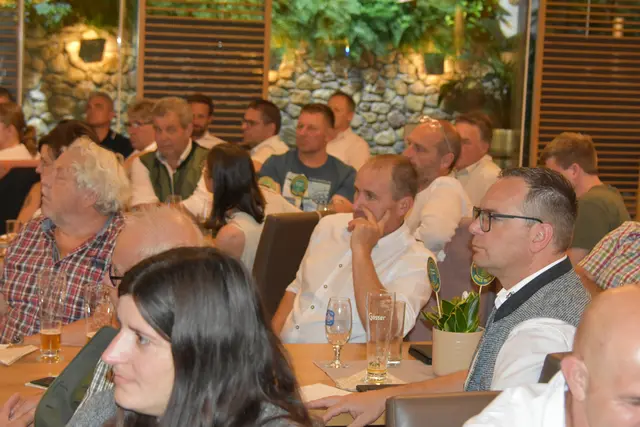 Interessierte Zuhörer im Hotel Restaurant Allmer bei der Generalversammlung.  | Foto: MeinBezirk/Helmut Riedl