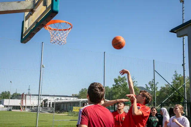 Das Sportzentrum Nord im Stadtteil Liefering stand wieder ganz im Zeichen von Bewegung, Spiel und Sport: Beim fünften "Sport-Action-Day" am 19. Juni 2026 verwandelten sich die Plätze, Hallen und das American Football Center der Salzburg Ducks in ein großes Bewegungsparadies für Kinder und Jugendliche.  | Foto: Stadt Salzburg/Anna Pirato