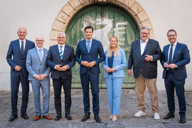 Landesrat Hannes Amesbauer begrüßte als Gastgeber seine Ressortkollegen. V.l.: LR Christian Dörfel (Oberösterreich); LR Wolfgang Fürweger (Salzburg), LR Martin Antauer (Niederösterreich), der Vorsitzende Landesrat Hannes Amesbauer (Steiermark), LR Daniela Winkler (Burgenland), Stadtrat Peter Hacker (Wien), und LH-Stv. Philip Wohlgemuth (Tirol)   | Foto: Land Steiermark/Andreas Resch