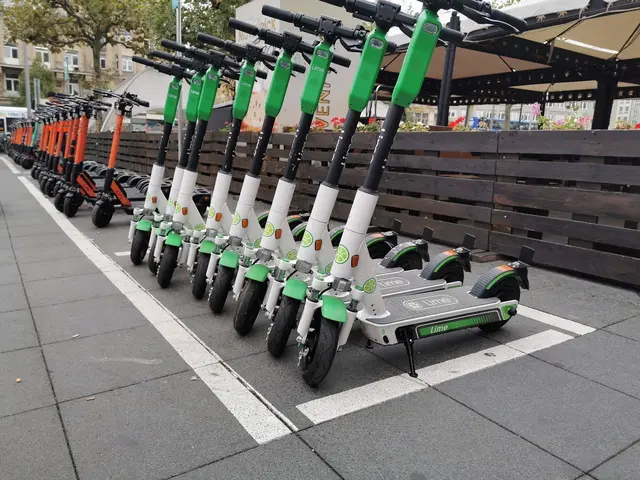 E-Scooter und E-Bikes von Lime am Bahnhof als Teil neuer Mobilitätsangebote. | Foto: Symbolbild (Pixabay)