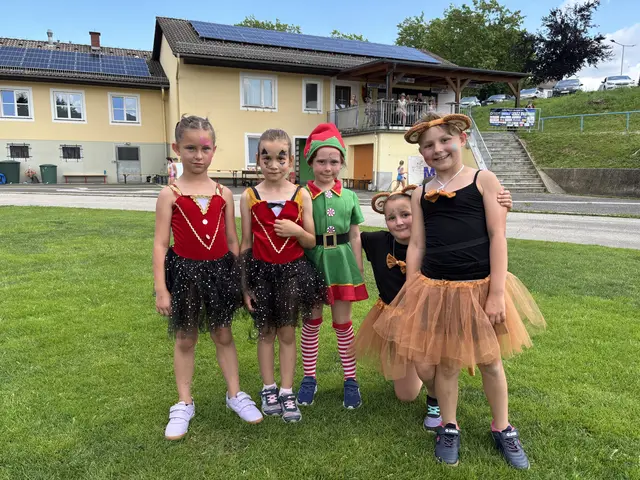 Die Volksschul-Mädels in ihren tollen Kostümen
