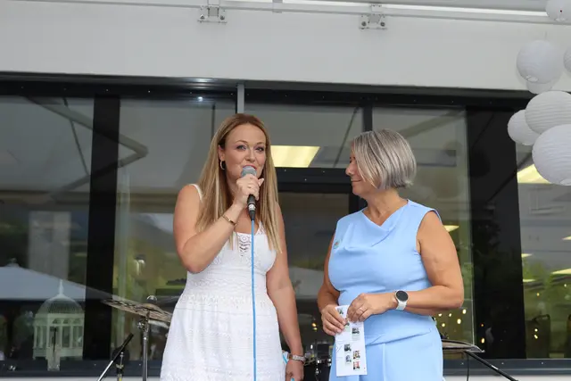Moderatorin Denise Neher im Gespräch mit Martina Bombardelli, der Direktorin der TFBS für Tourismus und Handel in Landeck.  | Foto: Elisabeth Zangerl