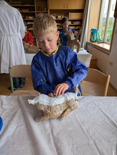 Volles Engagement und viel handwerkliches Geschick zeigten die Kinder der 2.i-Klasse der Martin-Boos-Schule in Gallneukirchen beim Fertigen ihrer Fantasietiere. | Foto: Martin-Boos-Schule