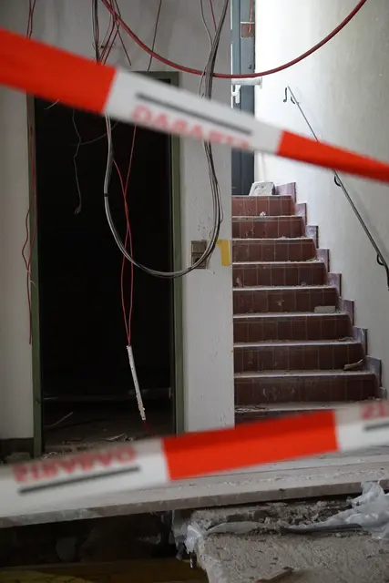 Hunderte Feuerwehrkräfte kämpften über Stunden gegen die Flammen und konnten große Teile des Traditionshotels retten. | Foto: MeinBezirk/Pali