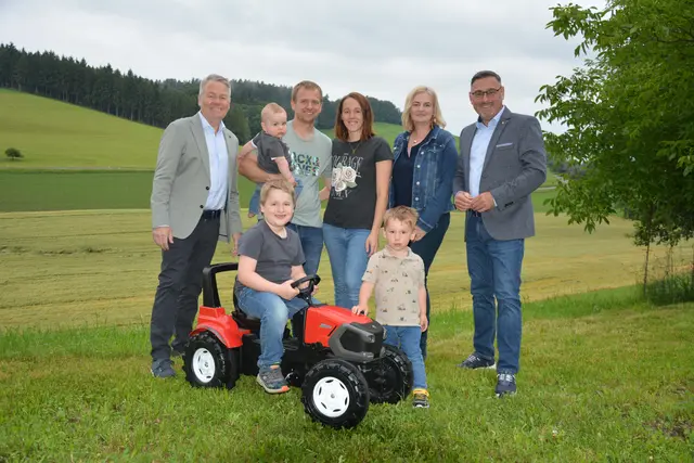 Bürgermeister Erich Priewasser, Familie Karer, ÖAAB-Bezirksobfrau Michaela Reichinger und OÖVP-Bezirksparteiobmann LAbg. Klaus Mühlbacher.
 | Foto: OÖVP Bezirk Braunau