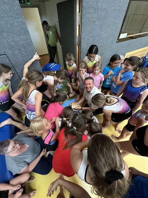 Bürgermeister Christian Partoll bei der Eisausgabe an die Kinder des ASK Nettingsdorf sowie gemeinsam mit den jungen Turnerinnen und Turnern beim Genießen der sommerlichen Erfrischung. | Foto: Stadtgemeide Ansfelden