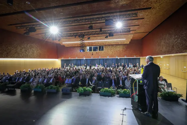 In etwa 300 Gäste waren der Einladung zur Generalversammlung gefolgt. | Foto: Raiffeisen/Russold