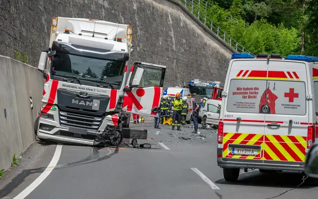 Zu einem schweren Verkehrsunfall zwischen einem Lastkraftwagen und einem Pkw wurden die Feuerwehren Leonstein, Molln und Grünburg am Dienstag, 16. Juni 2026, um 14:03 Uhr alarmiert. | Foto: Team Fotokerschi