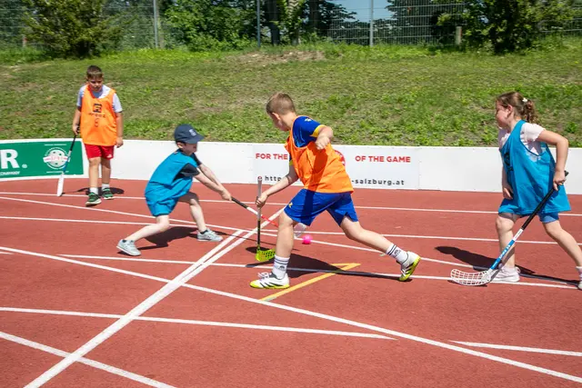 Das Sportzentrum Nord im Stadtteil Liefering stand wieder ganz im Zeichen von Bewegung, Spiel und Sport: Beim fünften "Sport-Action-Day" am 19. Juni 2026 verwandelten sich die Plätze, Hallen und das American Football Center der Salzburg Ducks in ein großes Bewegungsparadies für Kinder und Jugendliche.  | Foto: Stadt Salzburg/Anna Pirato