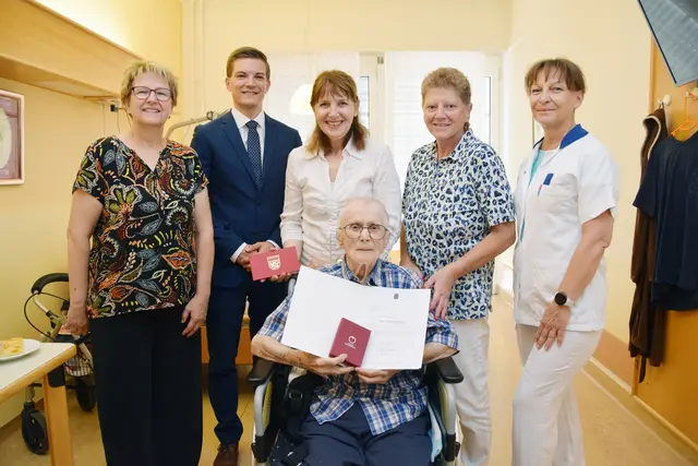 Der Jubilar Ferdinand Mikolasch mit Tochter Martina Mikolasch-Heinz, Martin Lengauer, Bürgermeisterin Silvia Drechsler, Gemeinderätin Claudia Schwarz und Sabine Kulle-Rigo vom Pflege- und Betreuungszentrum Mödling (von links).

 | Foto: Bernhard Garaus