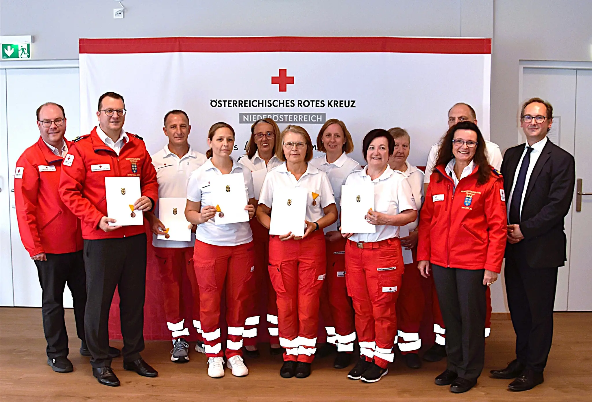 The State of Lower Austria honors long-serving Red Cross employees - | ...