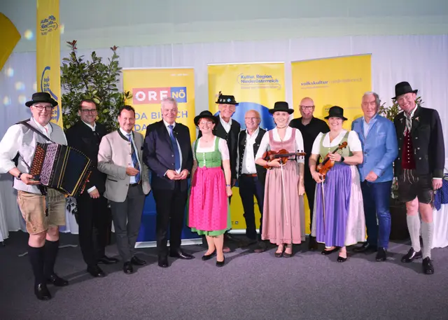 Moderator und Musikant Alfred Luger, Harald Froschauer, Geschäftsführer der Volkskultur Niederösterreich, Landesdirektor Alexander Hofer, Landesrat Anton Kasser, sowie die Musikanten der Mostbradlmusi mit Tom Schwarzmann, ORF NÖ und Martin Lammerhuber, Holdinggeschäftsführer der Kultur.Region.Niederösterreich | Foto: Volkskultur Niederösterreich