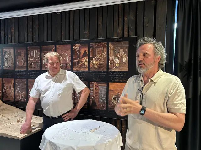 Bgm. Markus Gerber (li) und Regisseur Roland Silbernagl bei der Vernissage in der Wunderkammer. | Foto: MeinBezirk/Günther Reichel