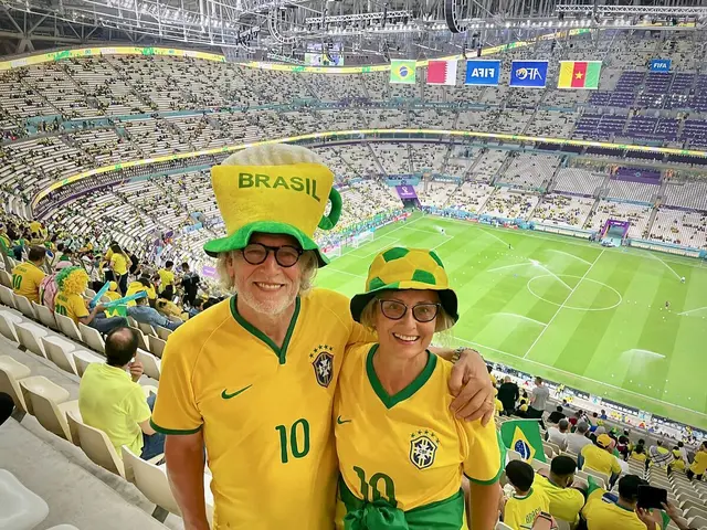 Die Fußballfans Elisabeth und Franz Kowatsch beim Spiel Brasilien gegen Kamerun im Jahr 2022 bei der WM in Katar. | Foto: privat