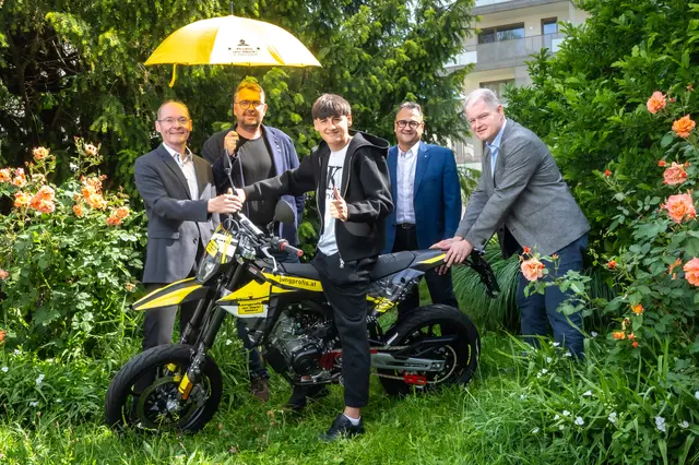 V. l.: GF Markus Hofer, WKOÖ, Thomas Forster, Lehrbetrieb, David Sliscovic, Gewinner, Martin Greiner, Landesinnungsmeister, Wolfgang Mahringer, WKOÖ | Foto: Röbl