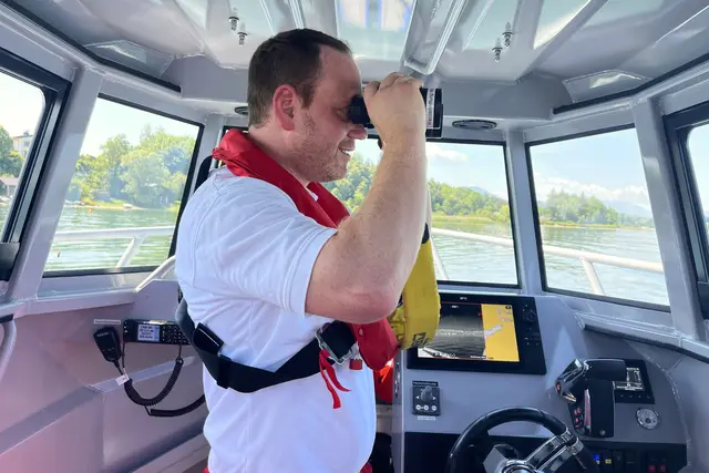  Im Bild: Ralph Schall, Bootsführer der Wasserrettung. | Foto: Land Salzburg/Martin Wautischer