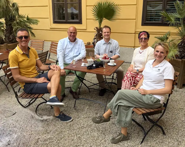 Anton Wagnes, Bürgermeister Thomas Miksch, Standortverantwortlicher Nationalparkbetrieb Donau-Auen, Franz Stubenböck, Bürgermeistern Lisi Wagnes und Elisabeth Sandfort beim gemütlichen Chillen. 
 | Foto: Sandfort