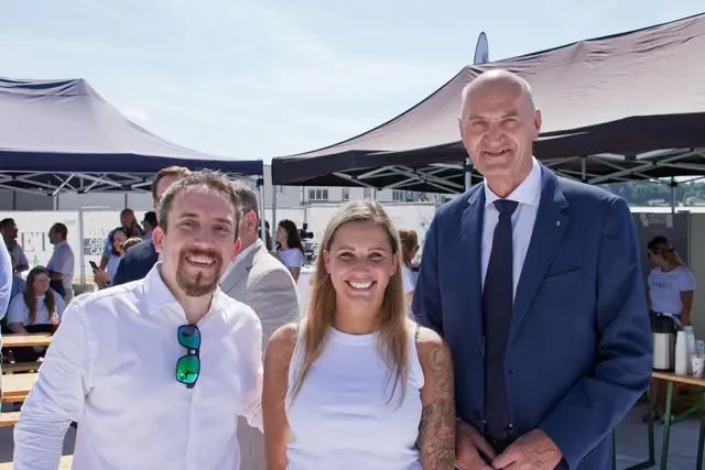 V. l.: Patrick Schatzer (Geschäftsführer und CEO, Velvety), Michaela Schatzer (Gründerin und Geschäftsführerin, Velvety), Landesrat Christian Dörfel | Foto: Velvety Manufaktur