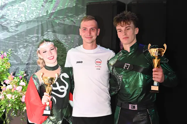 Eines der erfolgreichsten Juniorenpaare aus Österreich: Valentina Nagl &amp; Valentin Häusler mit Trainer Leon Kern-Petek (Mitte) | Foto: Michael Kern