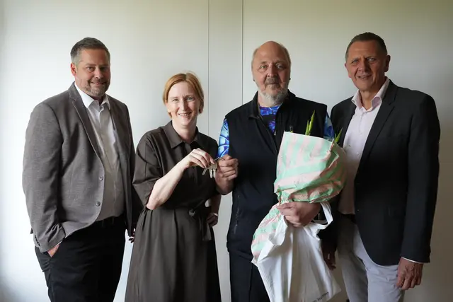 v.l.: Wiener-Wohnen-Vize-Direktor Philipp Wachter, Wohnbaustadträtin Elke Hanel-Torsch (SPÖ), der neue Bewohner des Gemeindebaus und Bezirksvorsteher Thomas Steinhart (SPÖ).  | Foto: Kaja Sade Jerabek/MeinBezirk