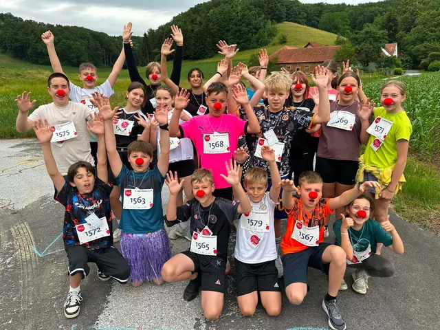 Über 300 Kinder und Erwachsene liefen in Neuhaus am Klausenbach zugunsten der "Rote-Nasen"-Clowns. | Foto: Mittelschule Neuhaus am Klausenbach