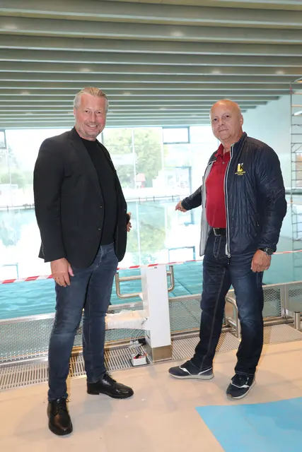 Bürgermeister Peter Molnar sowie Geschäftsführer und Projektleiter Roland Dewisch (Kremser Freizeitbetriebs GmbH) freuen sich auf das Badeerlebnis der Extraklasse im Mirador. | Foto: Stadt Krems