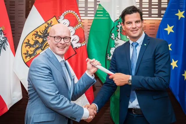 Landesrat Hannes Amesbauer übergab den Vorsitz in der Landesflüchtlingsreferentenkonferenz am Ende der Sitzung an seinen Salzburger Amtskollegen Wolfgang Fürweger. | Foto: Land Steiermark/Andreas Resch