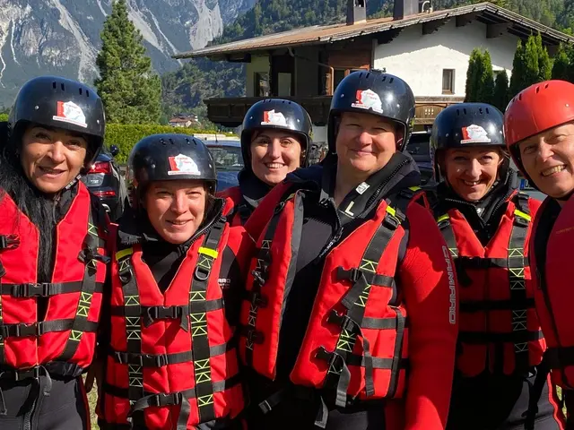 Die Imster ÖGB-Frauen wagten sich im Raftingboot auf den Inn. | Foto: ÖGB Oberland