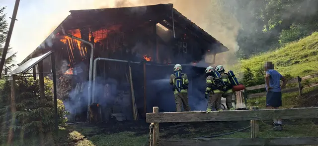Beim Eintreffen der Feuerwehr stand die Hütte bereits in Vollbrand. | Foto: ZOOM.Tirol