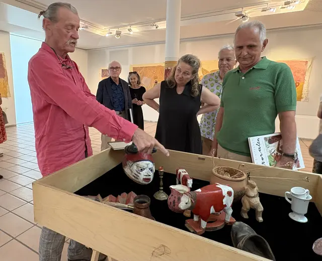 Der Künstler Gerald Brettschuh (l.) zeigt sein Sammelsurium als überraschenden Einblick in seine Stillleben, zu sehen im Gerhard Roth-Saal, hier mit Greith-Haus-Leiterin Isabella Holzmann und Kurator Gerhard Holler-Schuster. | Foto: MeinBezirk/Susanne Veronik
