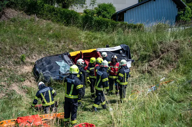 Das Unfallauto: Der Fahrer verlor aus noch unbekannten Gründen die Kontrolle über sein Fahrzeug und krachte eine Böschung hinunter. Drei Personen wurden bei den Unfall am 20. Juni 2026 in Windhaag bei Perg verletzt.  | Foto: Team Fotokerschi/Simon Brandstätter